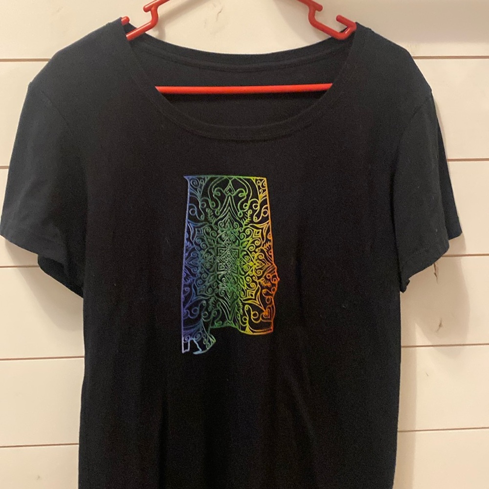 Black tee with state of Alabama. Size-L. Purchased from boutique.